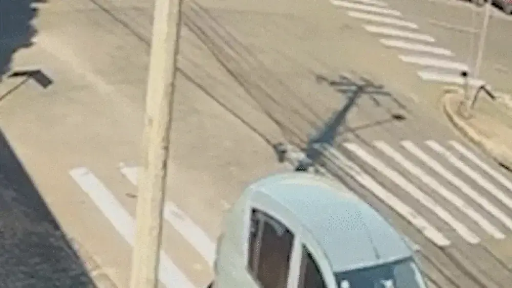 Acidente entre carro e caminhonete deixa motorista ferido em CG