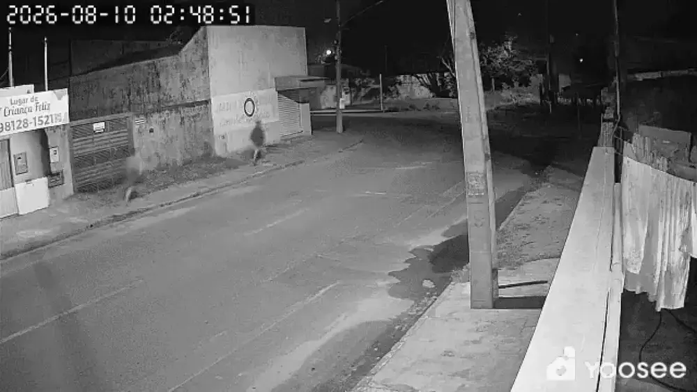 Adolescente de 16 anos é baleado com dois tiros em frente a conveniência