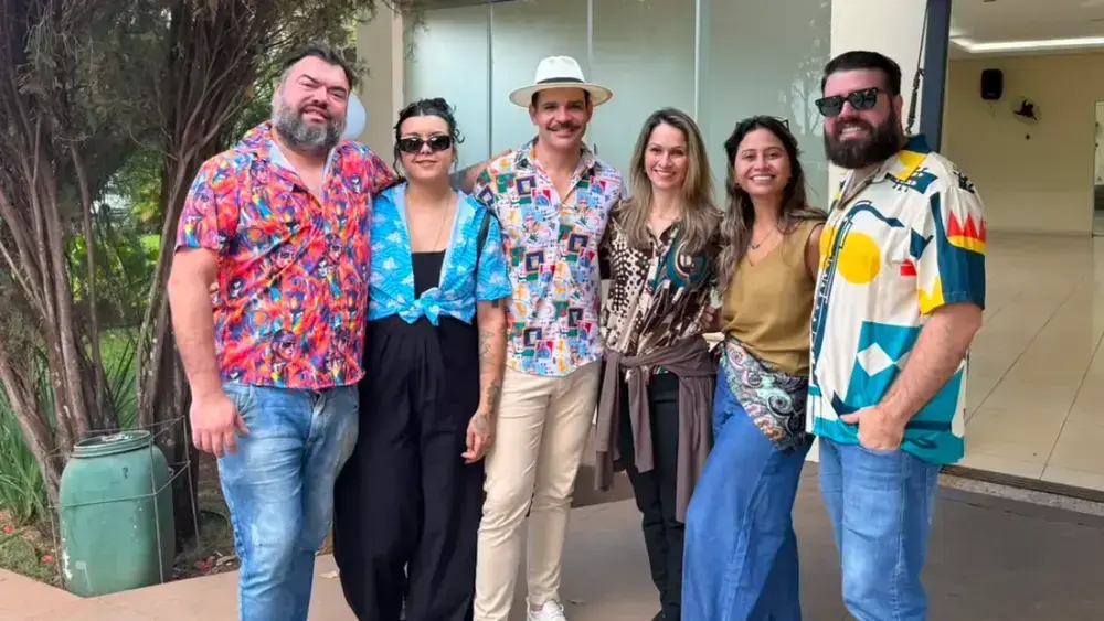 Amigos de blusa colorida se despedem do Bom Sujeito