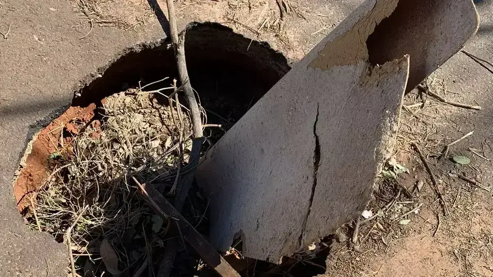 Caminhão fica preso em buraco e moradores cobram reparo há 6 meses