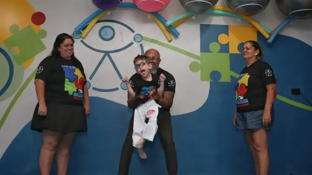 Capoeira inclusiva: mãe realiza sonho de ver filho acolhido