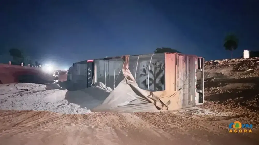 Carreta tomba em obra na BR-163 e motorista fica ferido