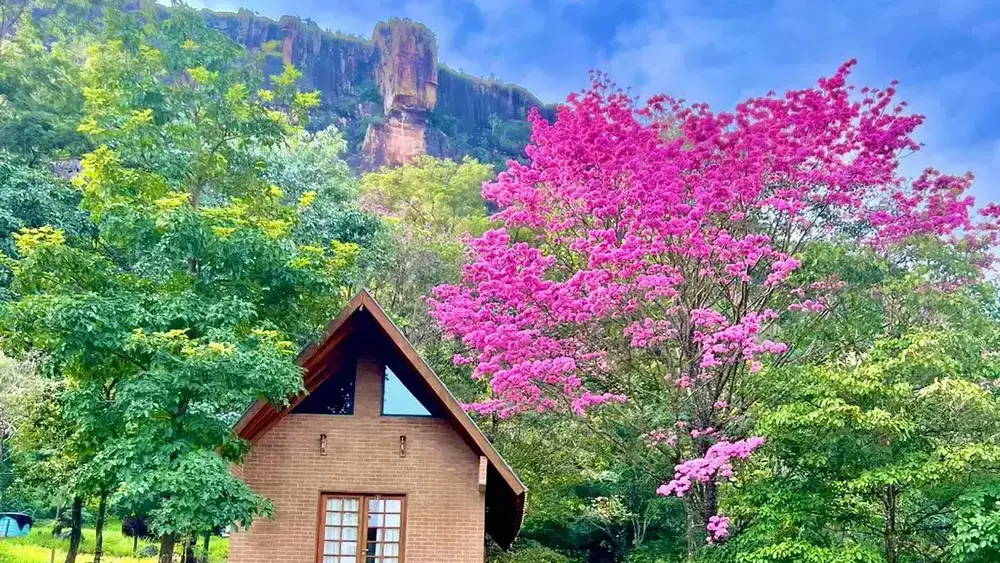 Chalé em Piraputanga: refúgio com paredão que vira cachoeira
