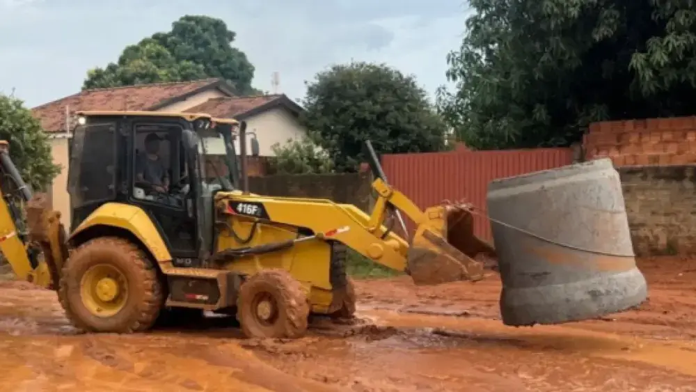 Chuva cancela desfile e abre cratera em Três Lagoas