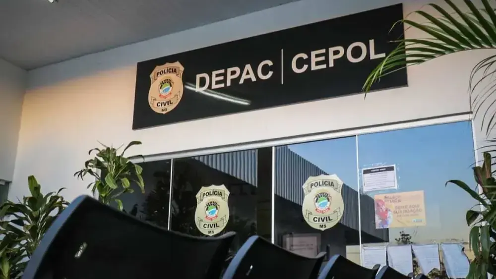 Criança de 6 anos é encontrada sozinha em casa; pais foram comprar pizza