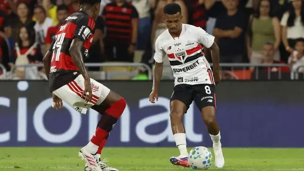Flamengo empata com São Paulo e perde chance de encostar no líder
