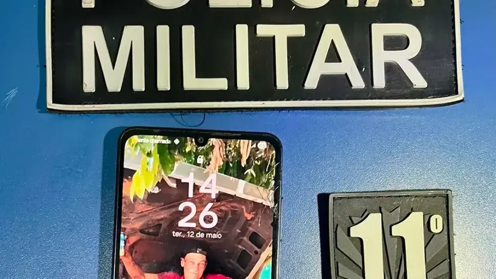 Homem é levado à delegacia com celular de vítima de duplo homicídio