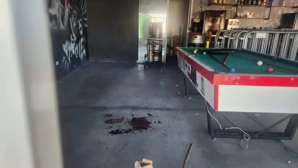Homem morre e três ficam feridos em ataque a tiros em tabacaria