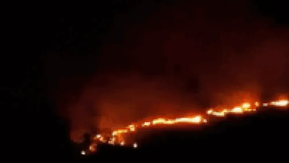Incêndio na BR-060 avança sobre área do Exército e mobiliza 50 militares