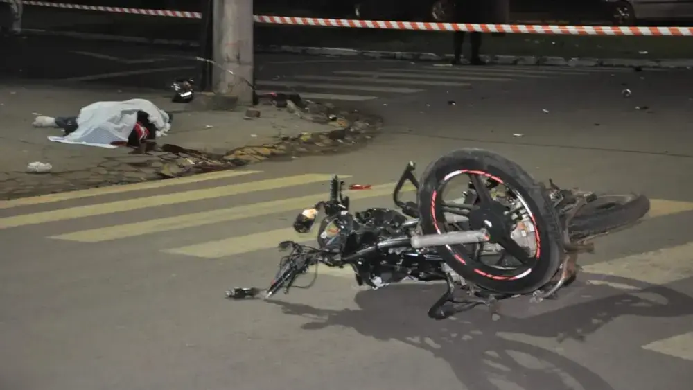 Jovem morre arremessado em acidente entre moto e carro em rotatória
