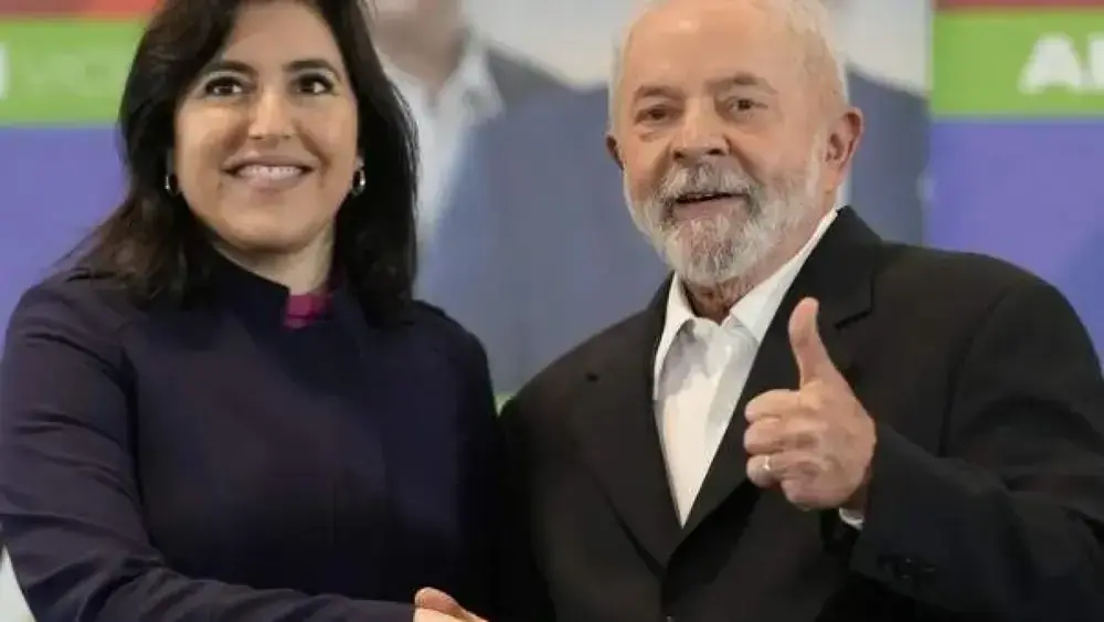 Lula é multado em R$ 15 mil por pedir votos a Simone Tebet