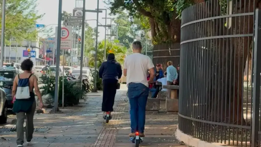 Moradores testam patinetes elétricos e aprovam: "Muito prático