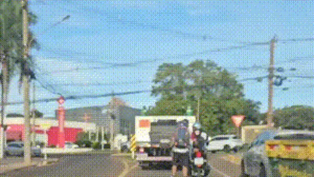Motociclista reboca jovem de patins em via de Campo Grande