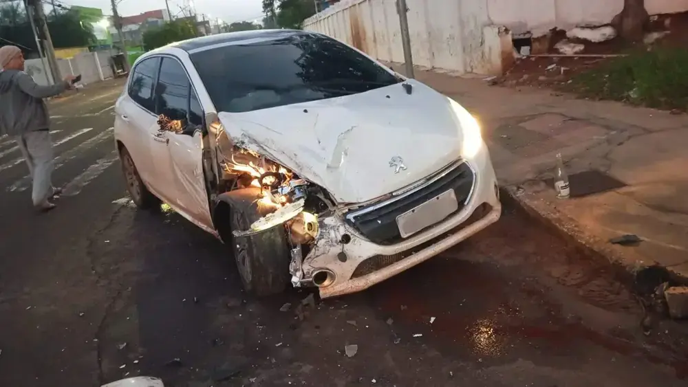 Motorista bate carro em carreta e foge em Campo Grande