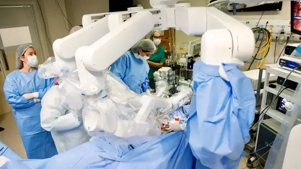 MS lidera cirurgia robótica inédita com Chile e Panamá