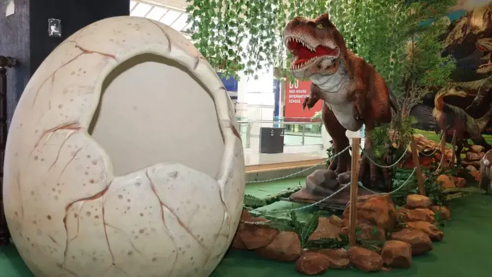 Parque indoor une dinossauros, infláveis e games