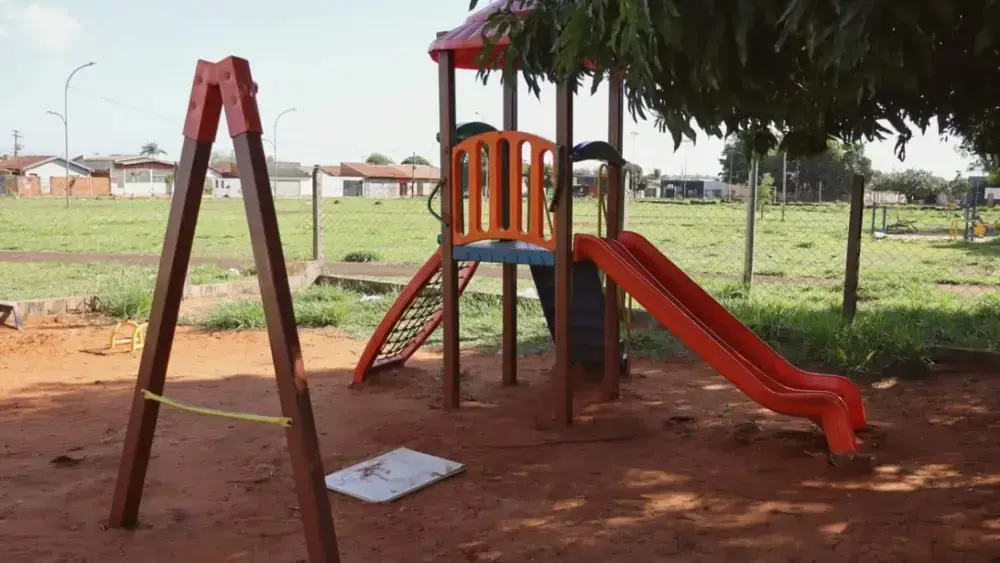 Praça sem placa e abandonada homenageia menino assassinado