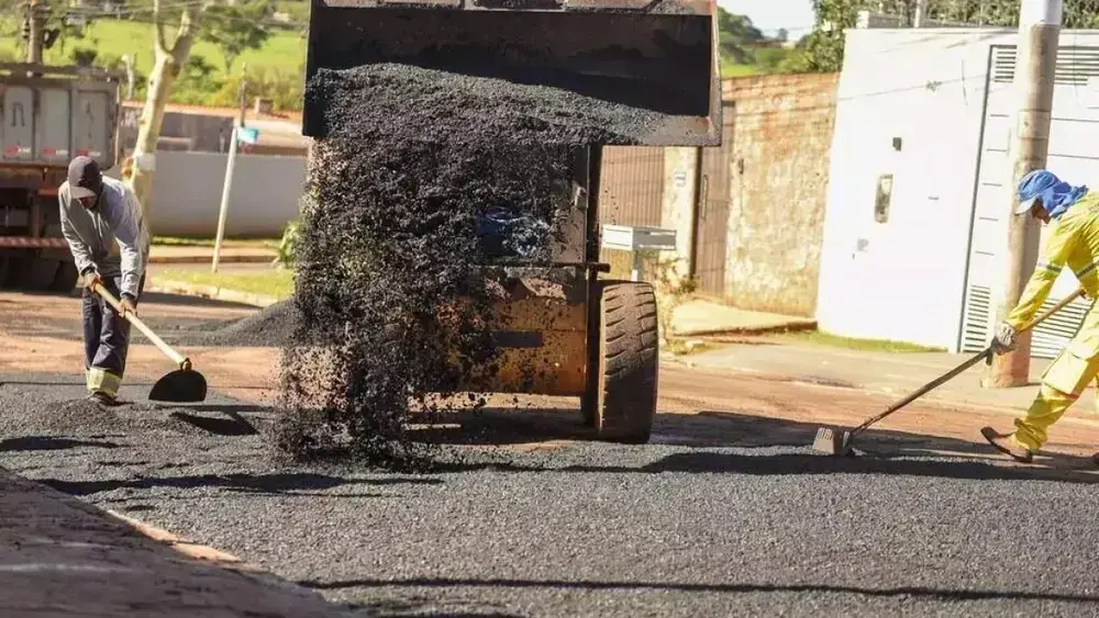 Prefeitura amplia contrato para retomar tapa-buracos em 4 regiões