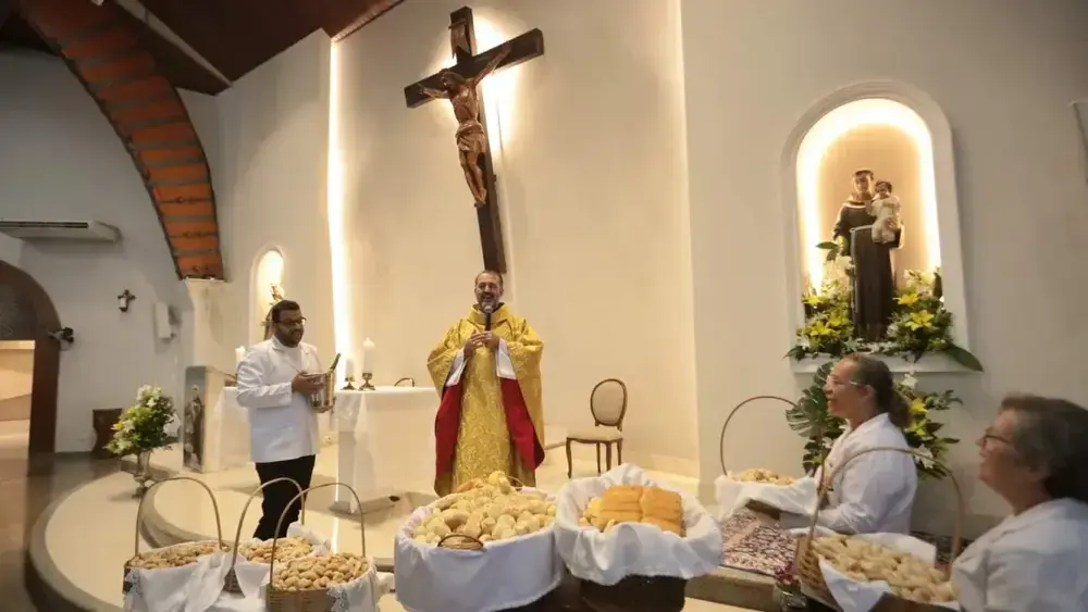 Santo Antônio: caridade supera fama de casamenteiro