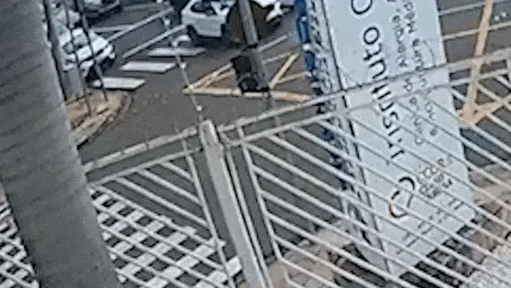Viatura com 5 presos é atingida por carro no Centro de Campo Grande